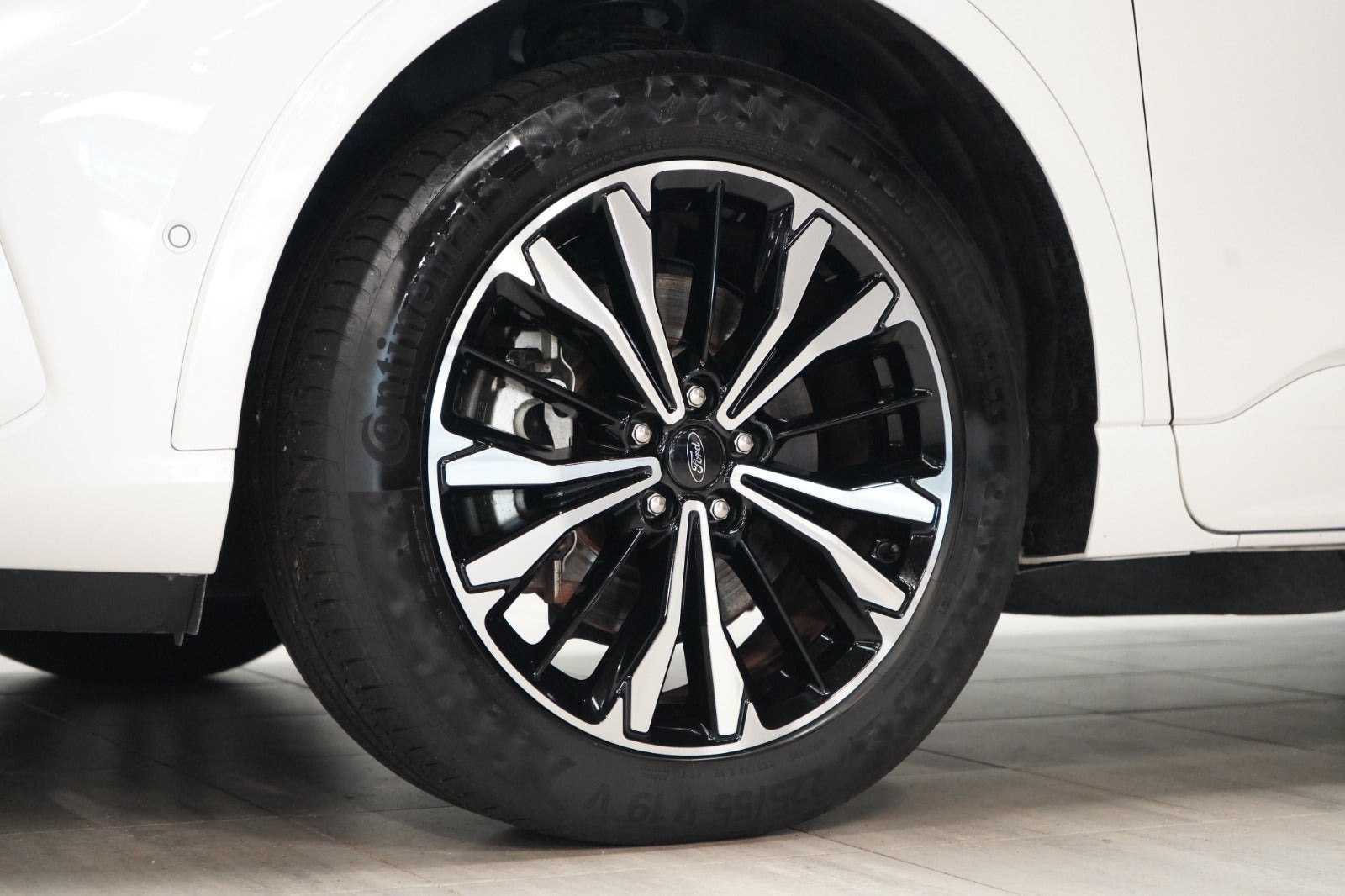 Hvid Ford Kuga fra 2021