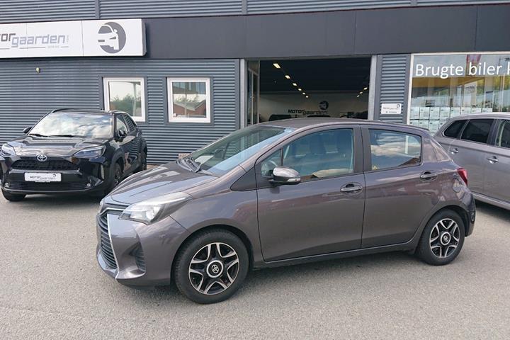 Grå Toyota Yaris fra 2017