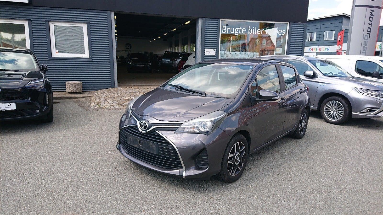 Grå Toyota Yaris fra 2017