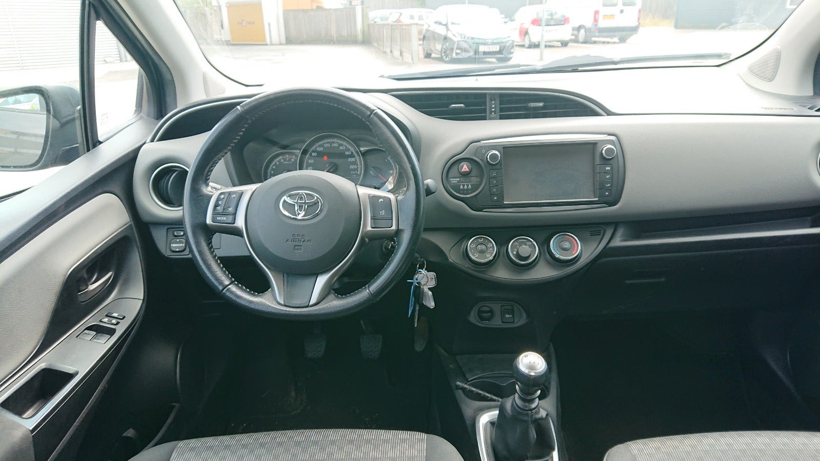 Grå Toyota Yaris fra 2017