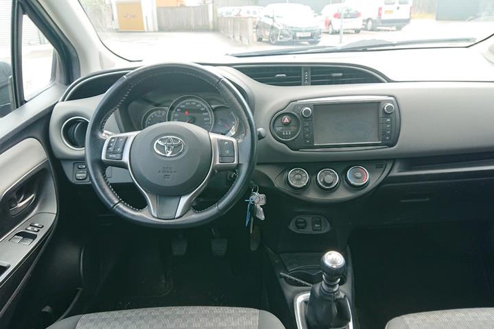 Grå Toyota Yaris fra 2017