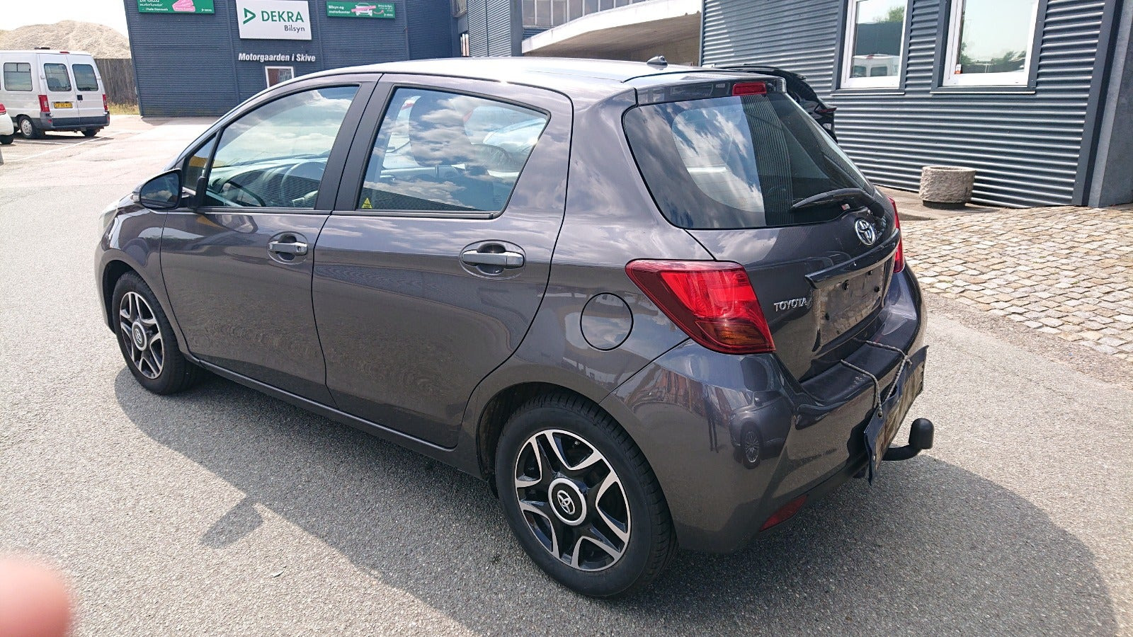 Grå Toyota Yaris fra 2017