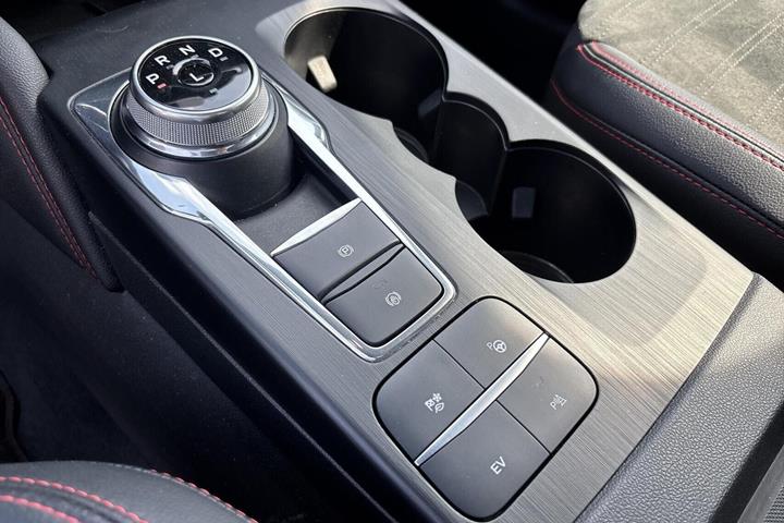 Sort Ford Kuga fra 2023