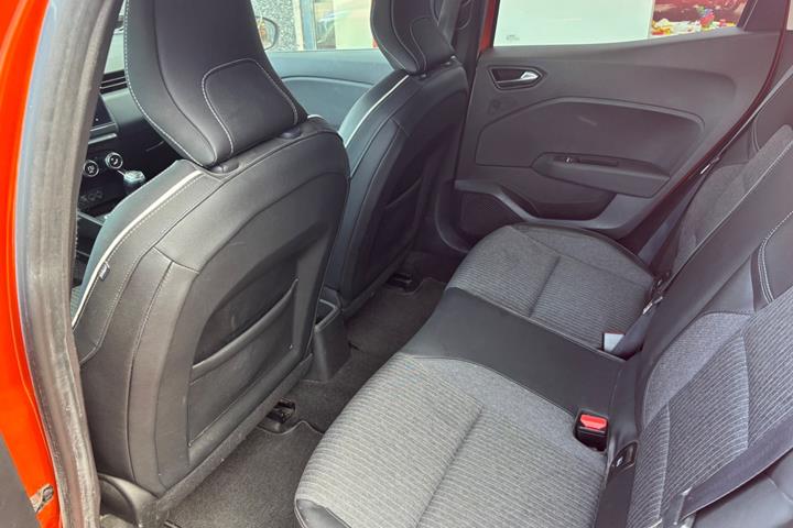 Orange Renault Clio V fra 2020