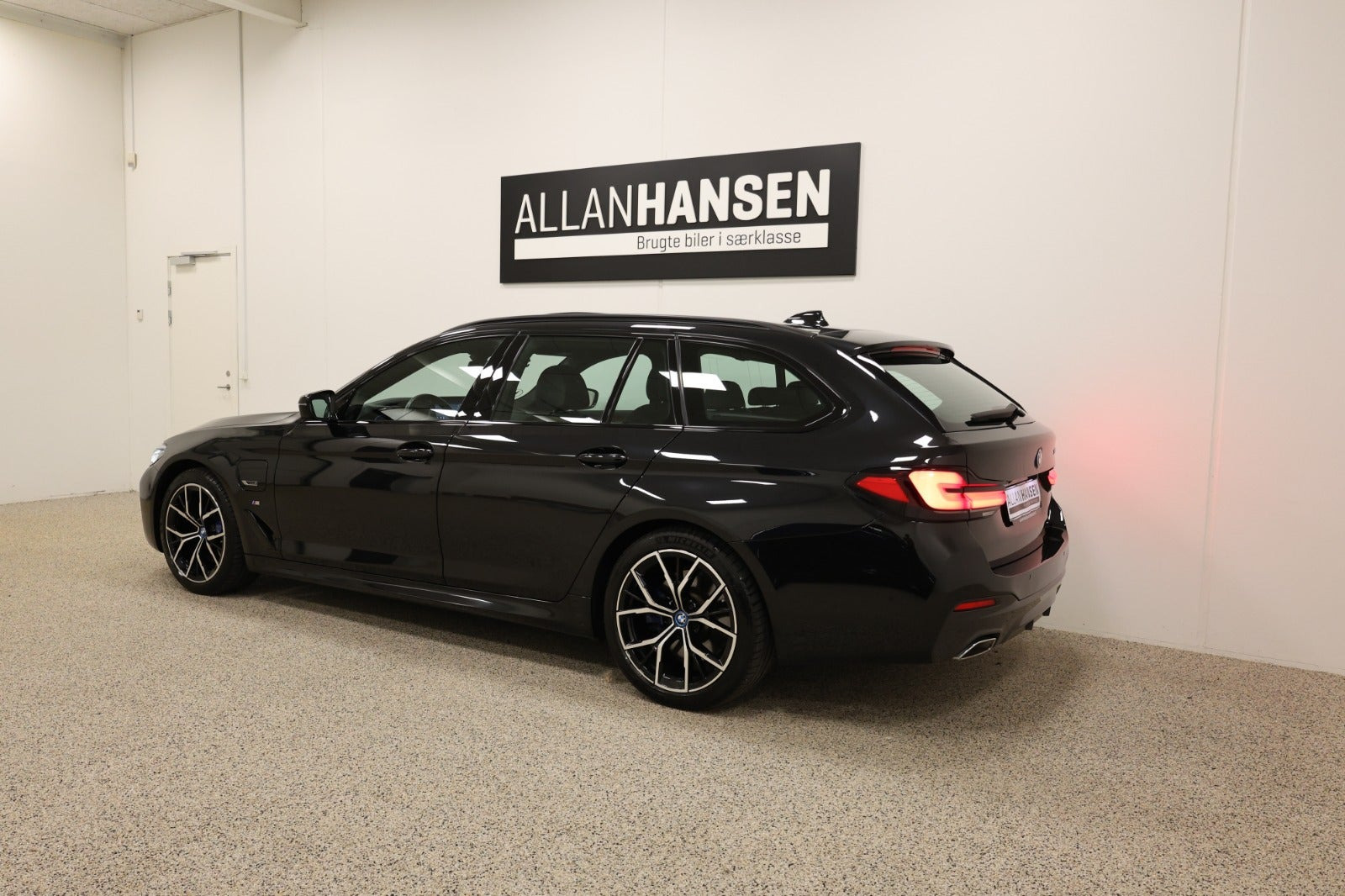 Sort BMW 530e fra 2022