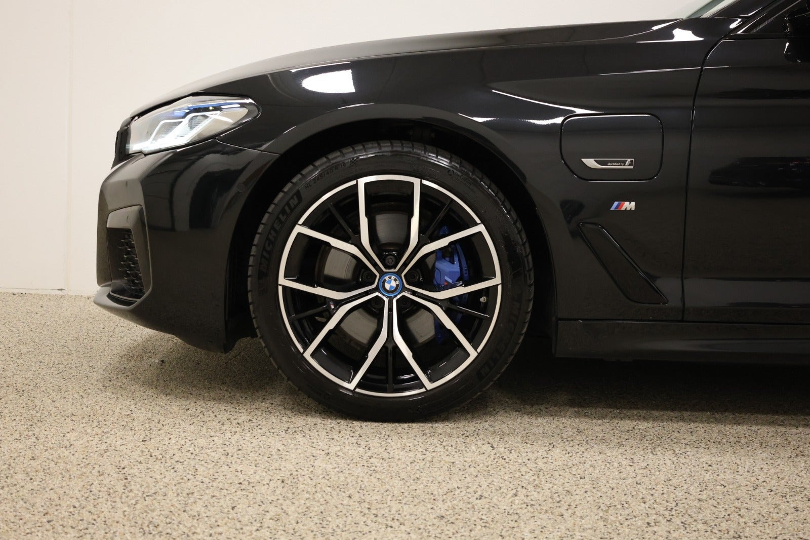 Sort BMW 530e fra 2022