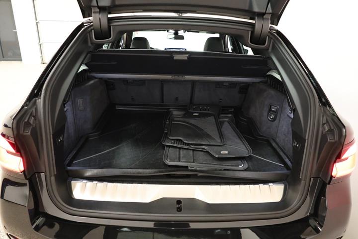Sort BMW 530e fra 2022