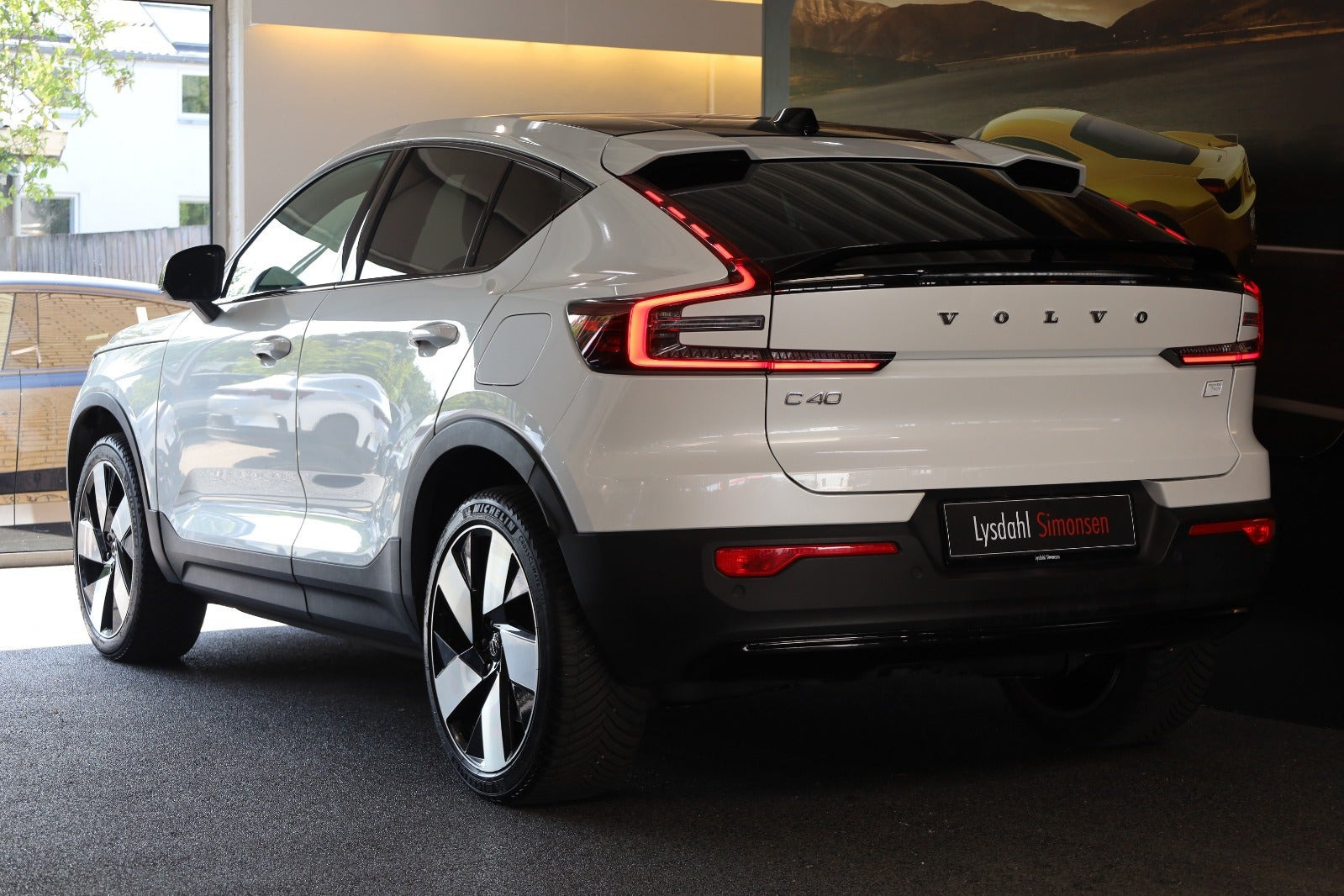 Hvid Volvo C40 fra 2023