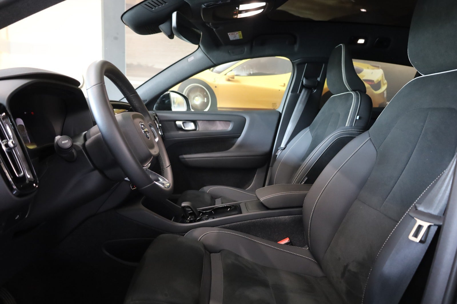 Hvid Volvo C40 fra 2023