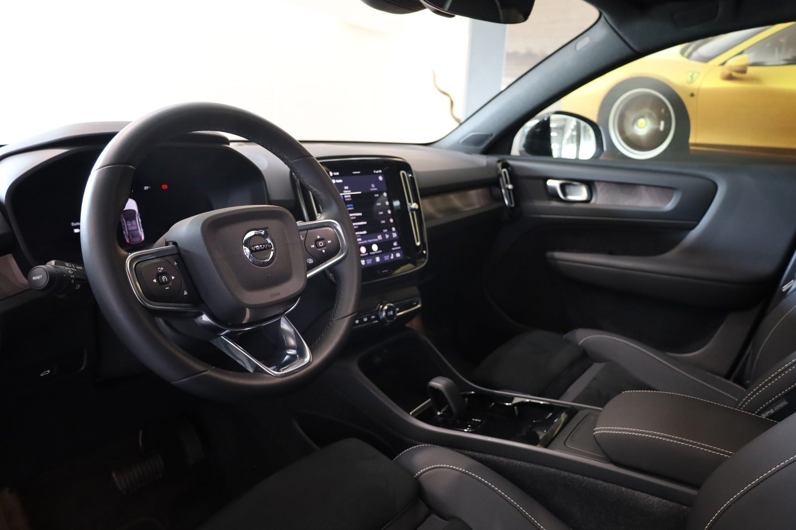 Hvid Volvo C40 fra 2023