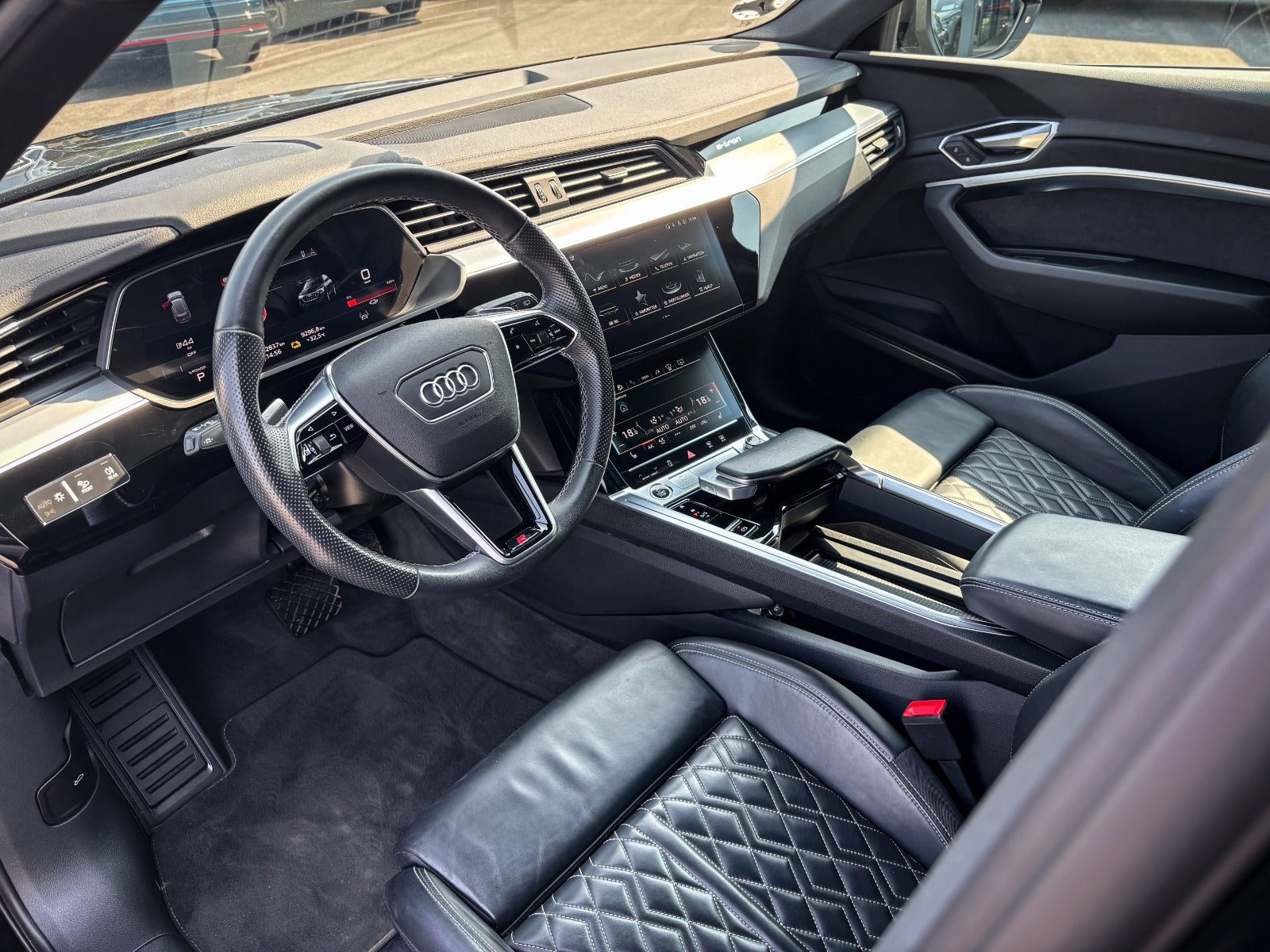 Sort Audi e-tron fra 2023