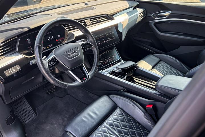 Sort Audi e-tron fra 2023