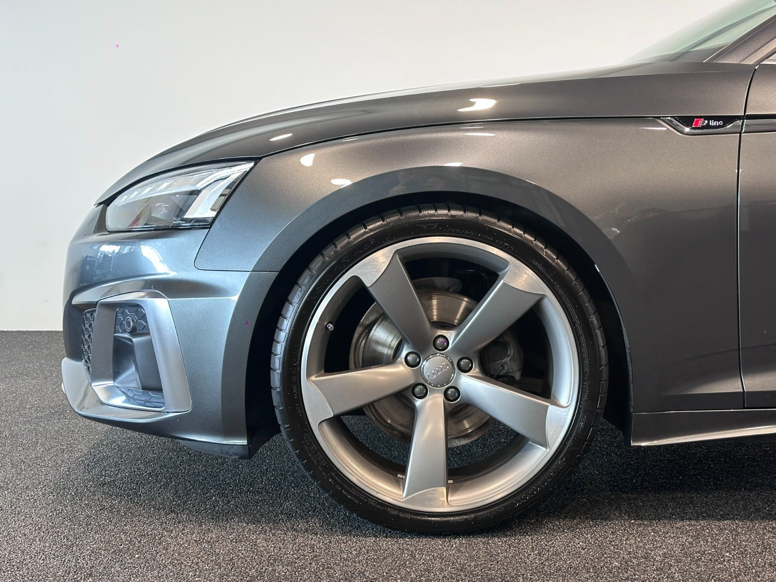 Grå Audi A5 fra 2020