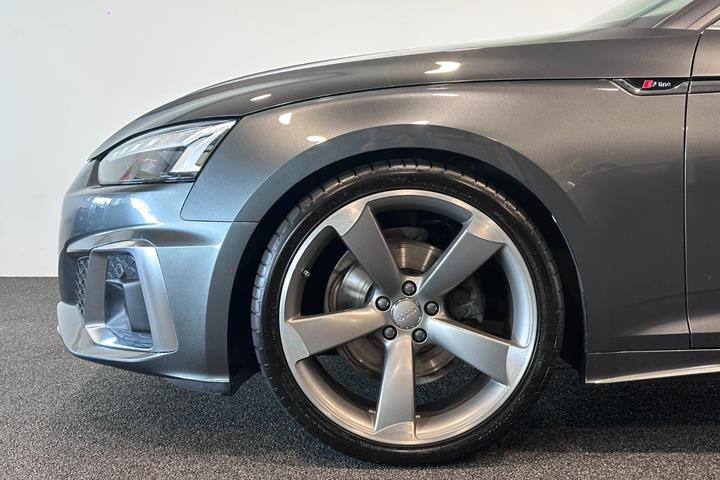 Grå Audi A5 fra 2020