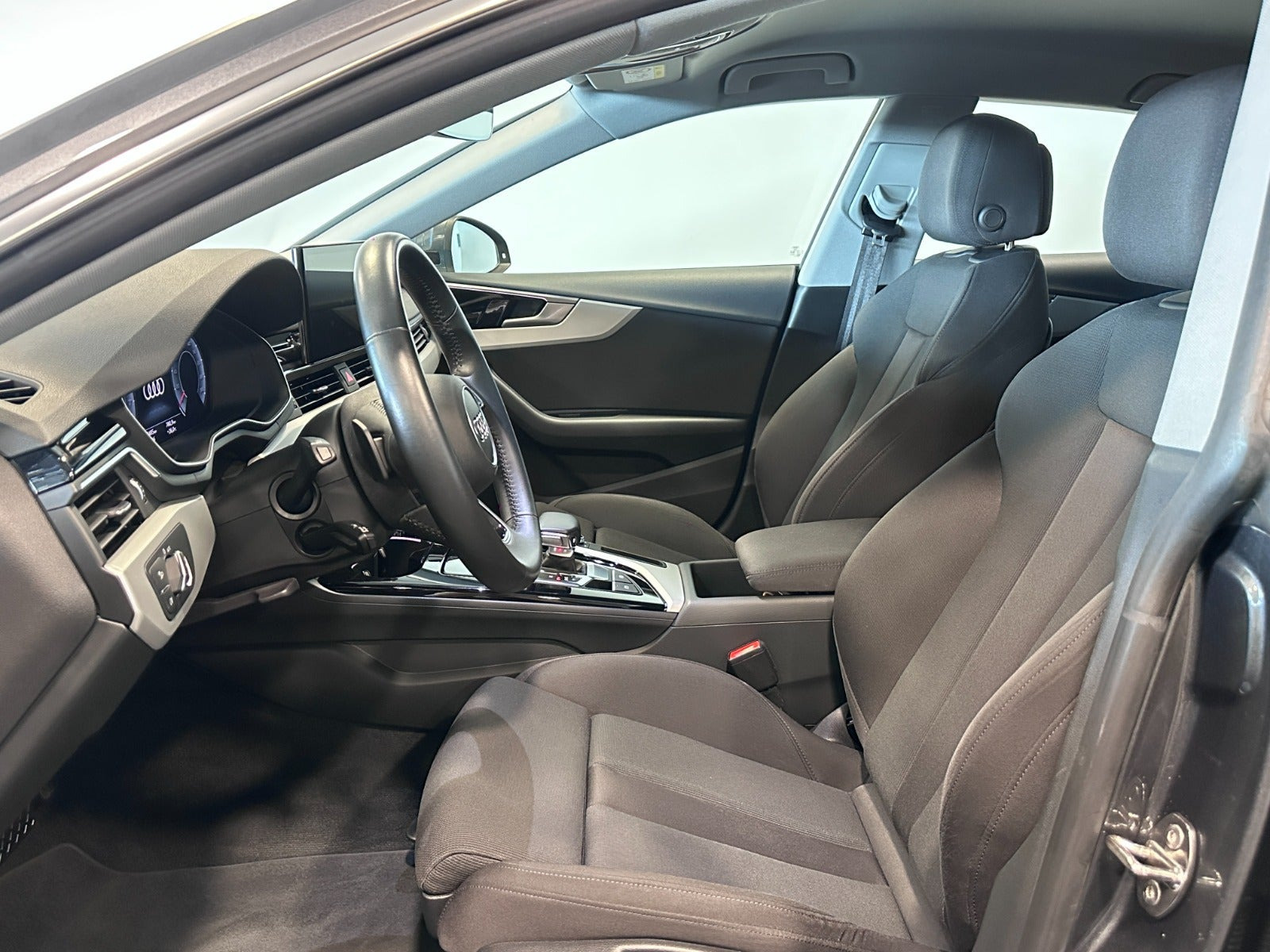 Grå Audi A5 fra 2020