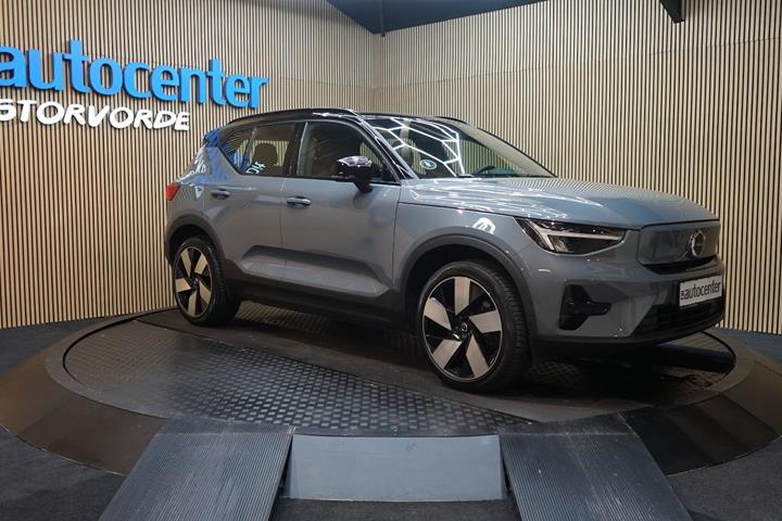 Grå Volvo XC40 fra 2023