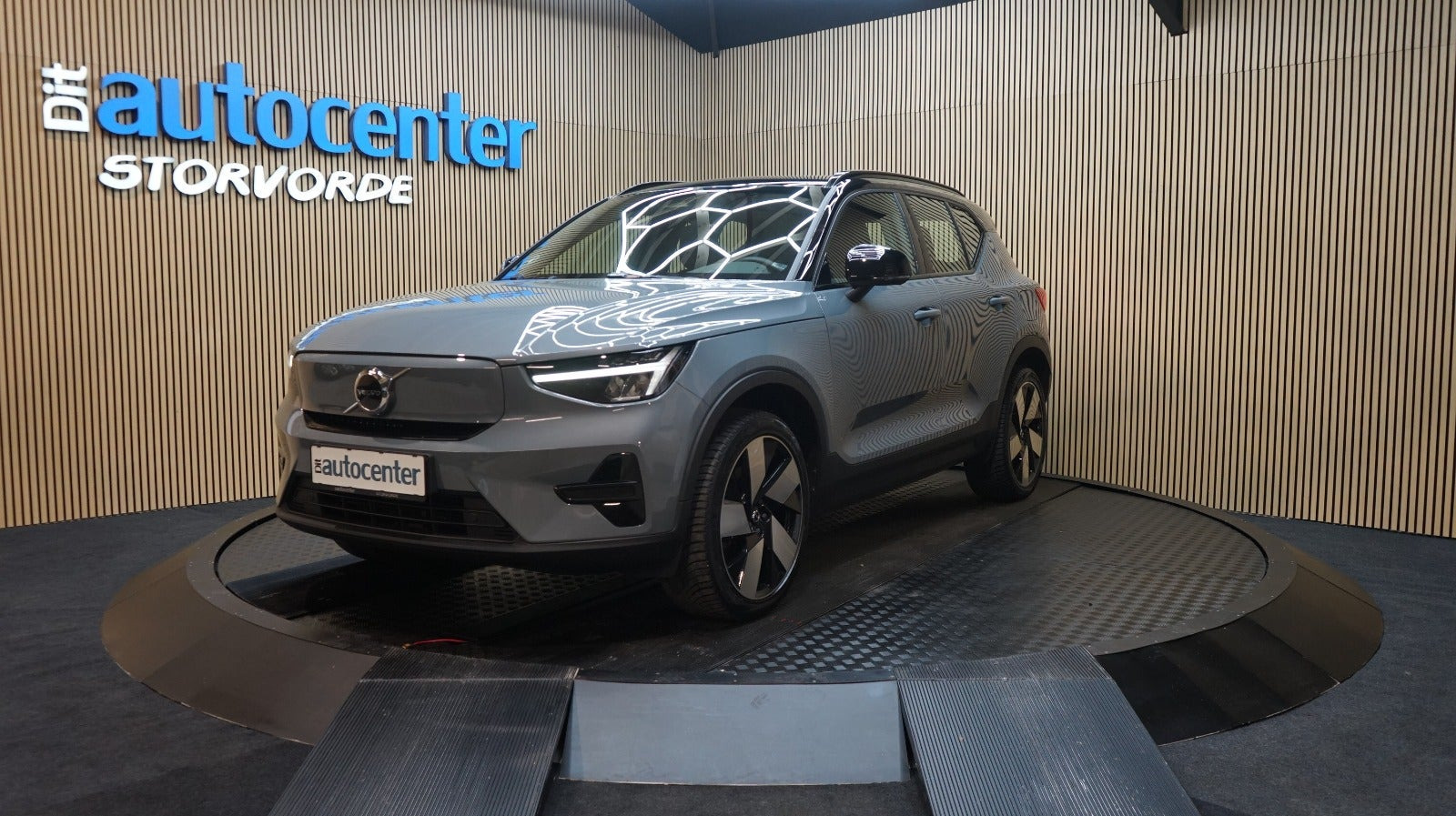 Grå Volvo XC40 fra 2023