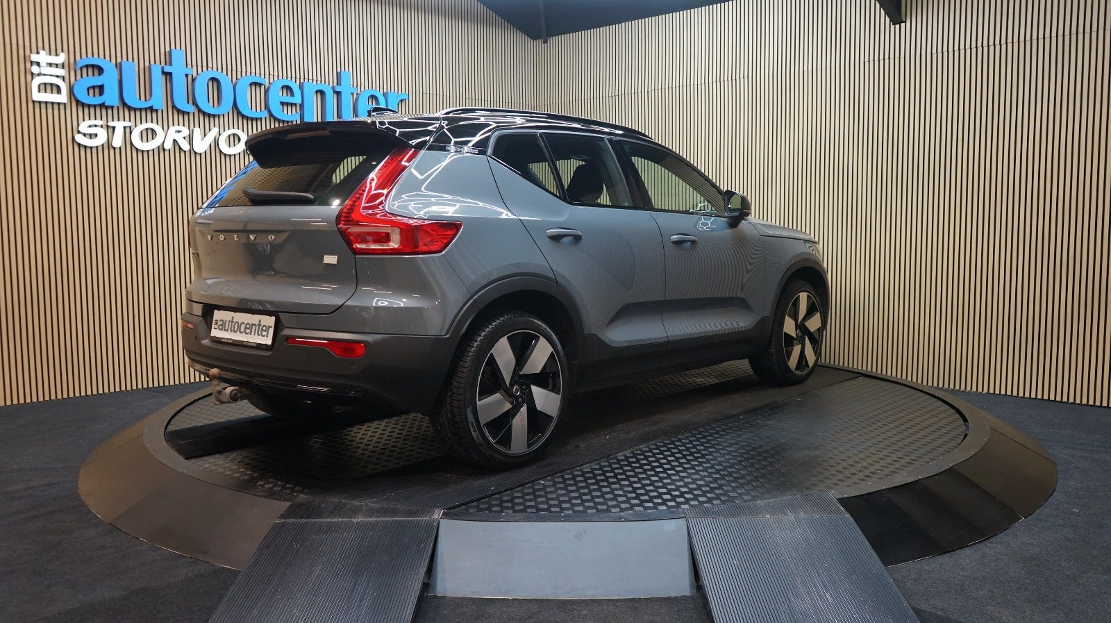 Grå Volvo XC40 fra 2023