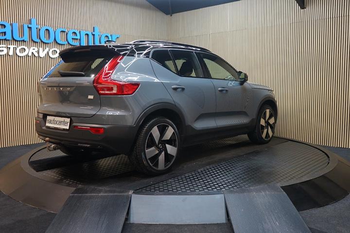 Grå Volvo XC40 fra 2023