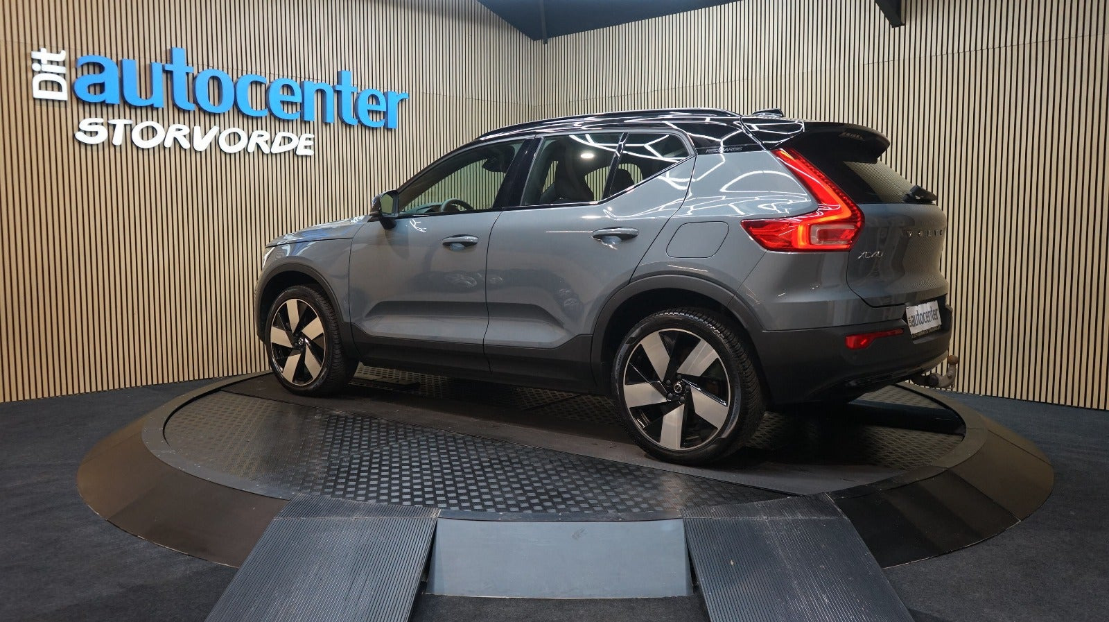 Grå Volvo XC40 fra 2023