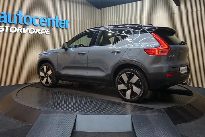 Grå Volvo XC40 fra 2023