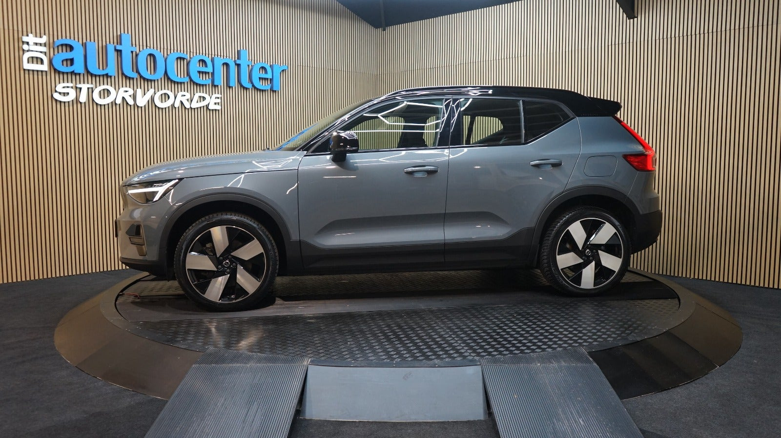 Grå Volvo XC40 fra 2023