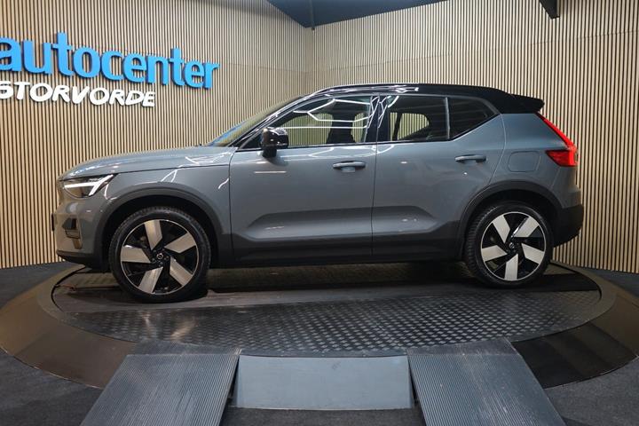 Grå Volvo XC40 fra 2023