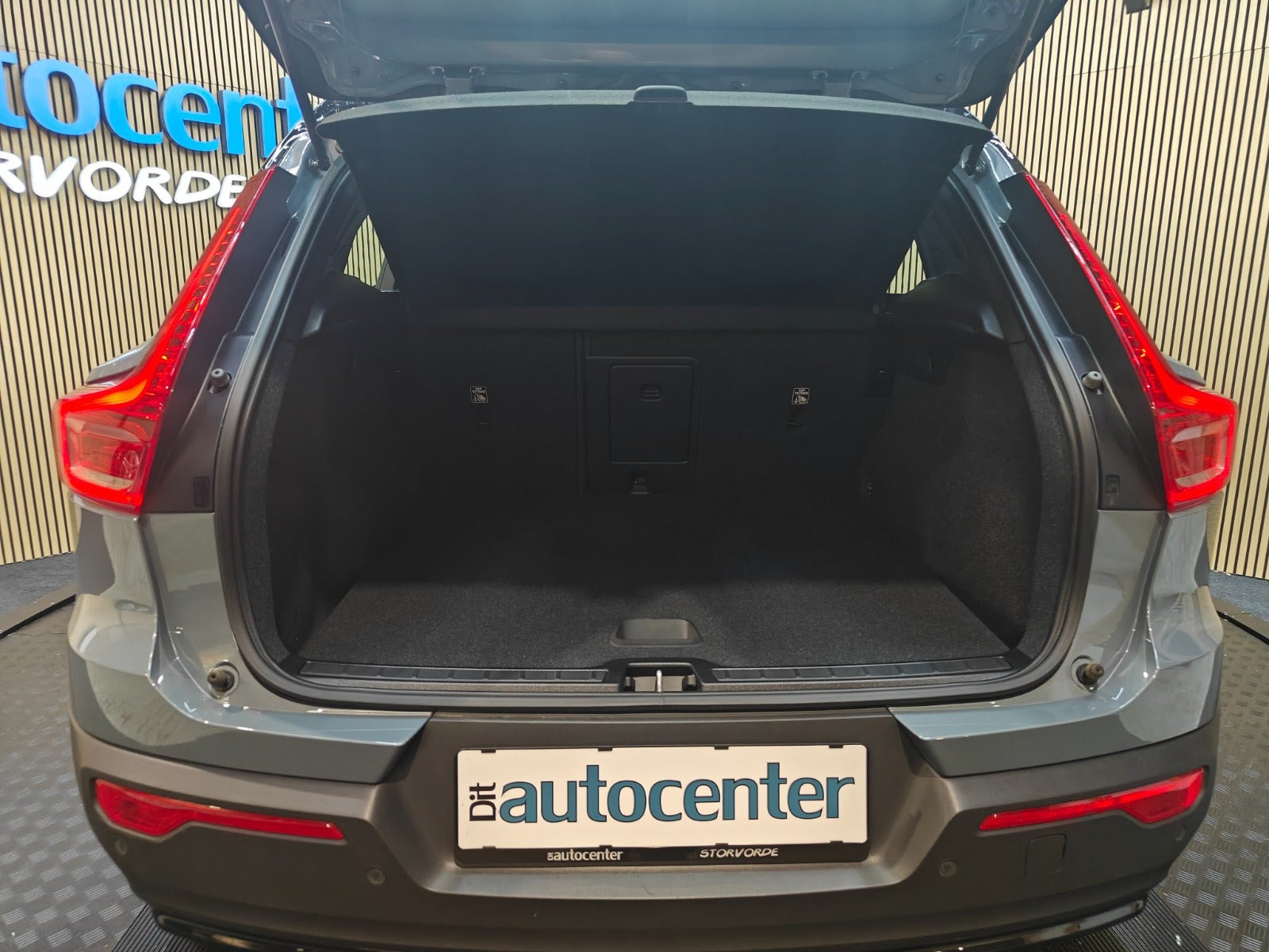 Grå Volvo XC40 fra 2023