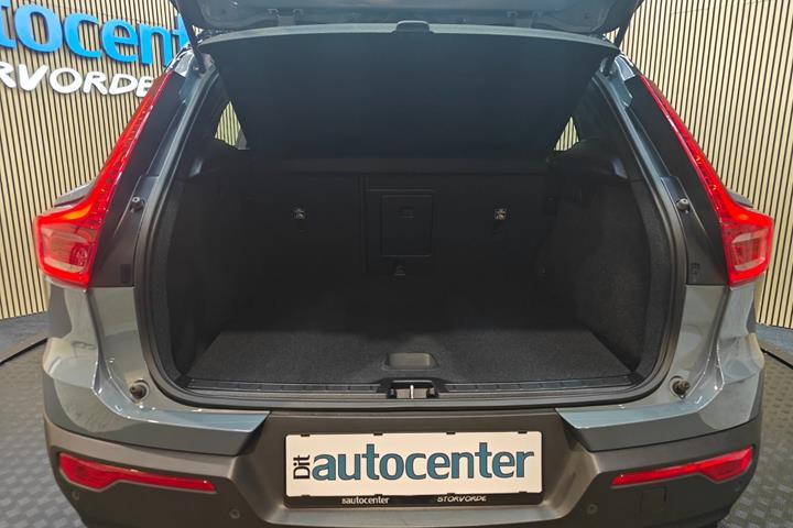 Grå Volvo XC40 fra 2023