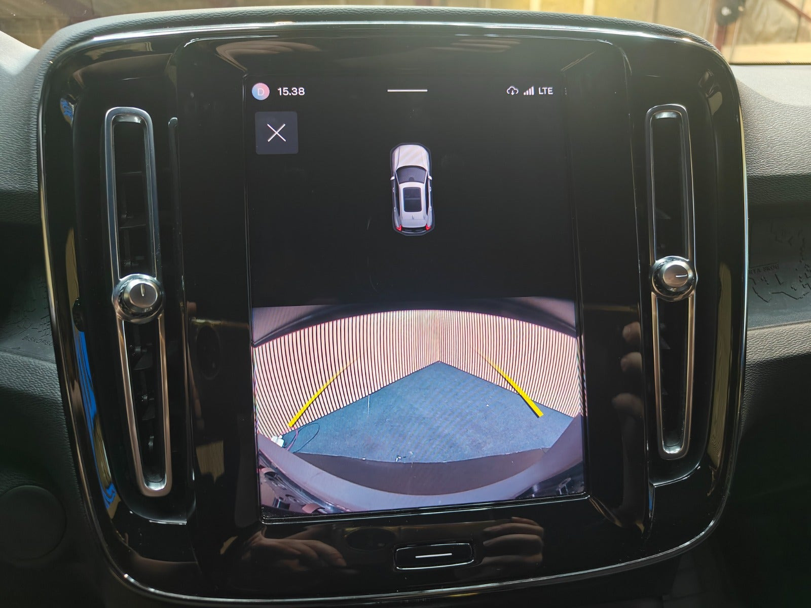 Grå Volvo XC40 fra 2023