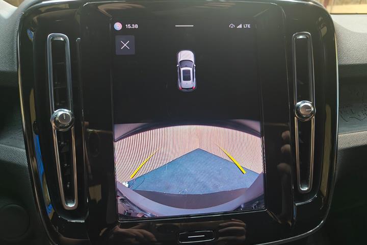 Grå Volvo XC40 fra 2023