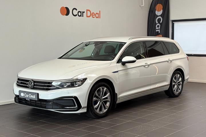 Hvid VW Passat fra 2021