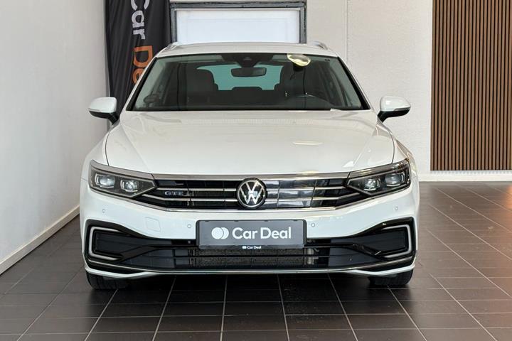 Hvid VW Passat fra 2021