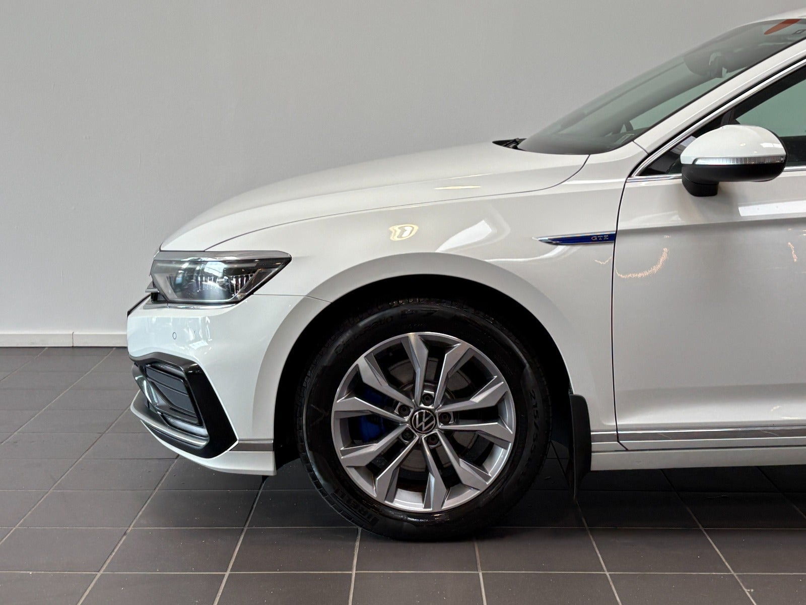 Hvid VW Passat fra 2021