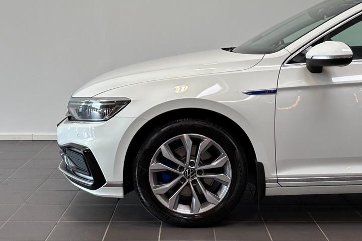 Hvid VW Passat fra 2021