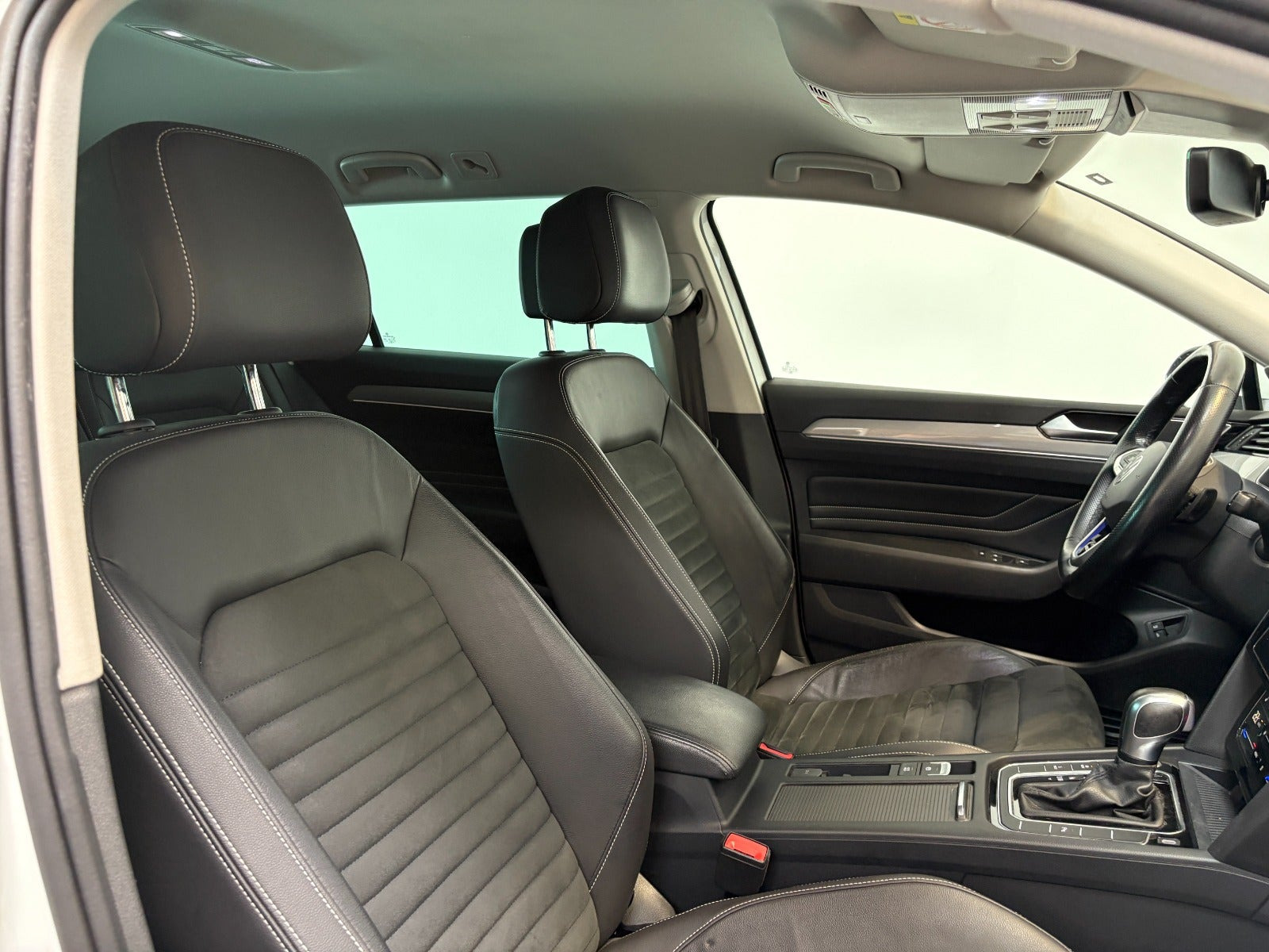 Hvid VW Passat fra 2021