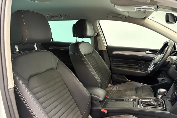 Hvid VW Passat fra 2021