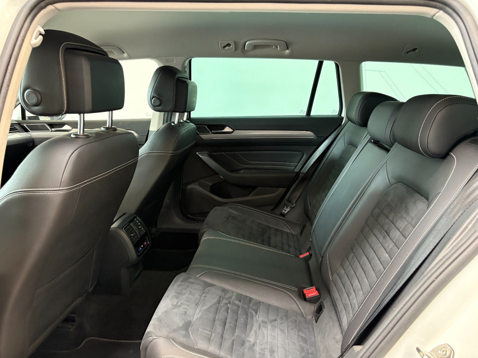 Hvid VW Passat fra 2021