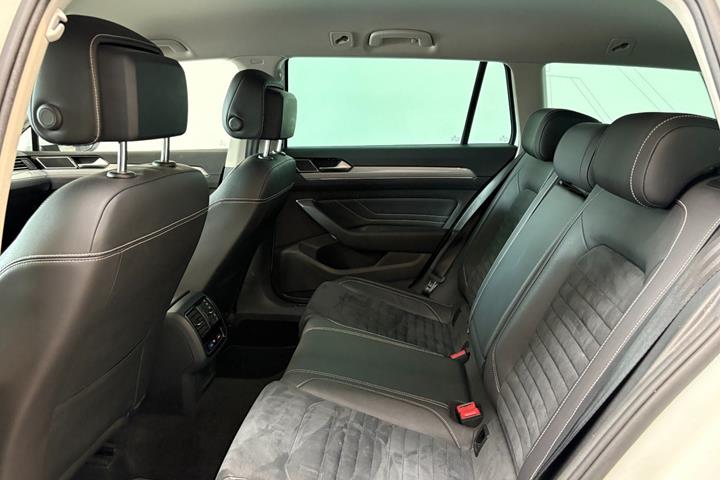 Hvid VW Passat fra 2021