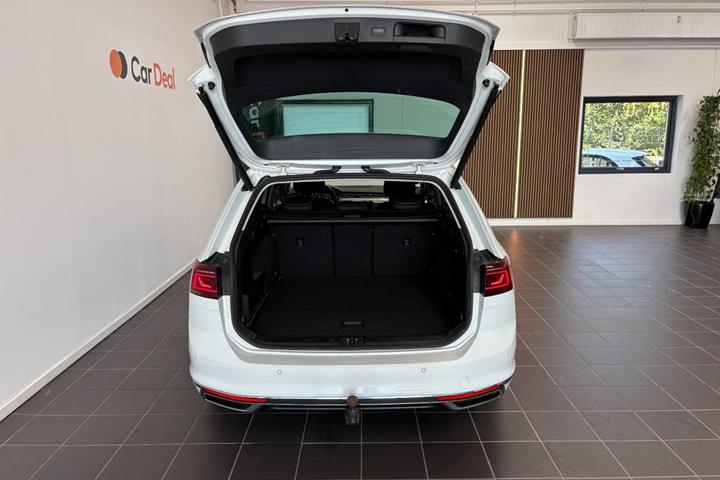 Hvid VW Passat fra 2021