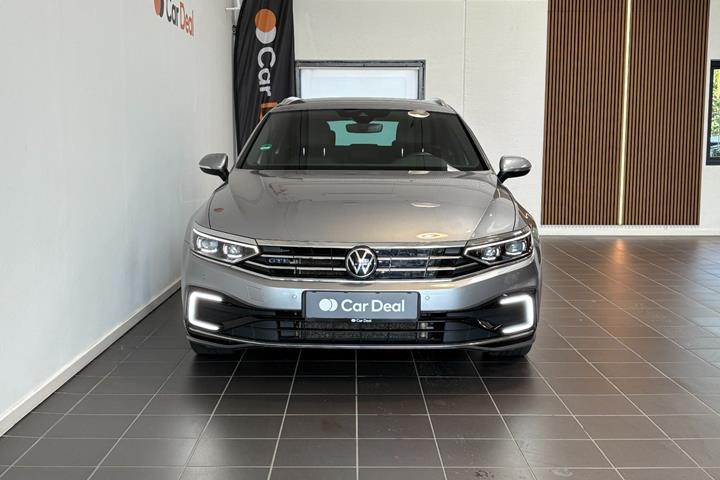 Sølv VW Passat fra 2021