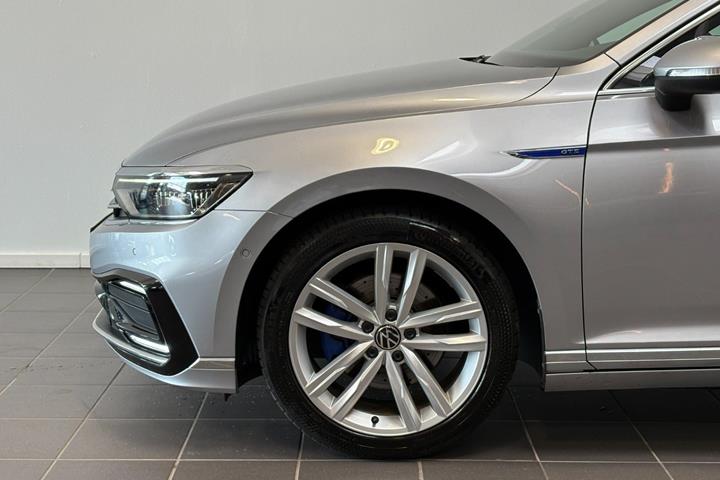 Sølv VW Passat fra 2021