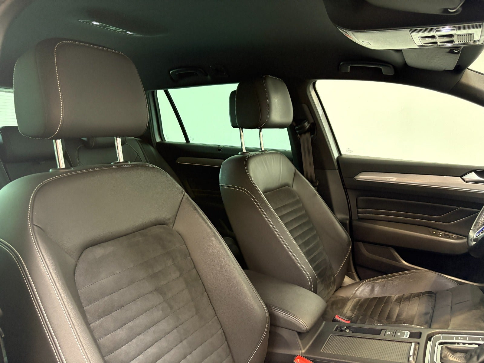Sølv VW Passat fra 2021