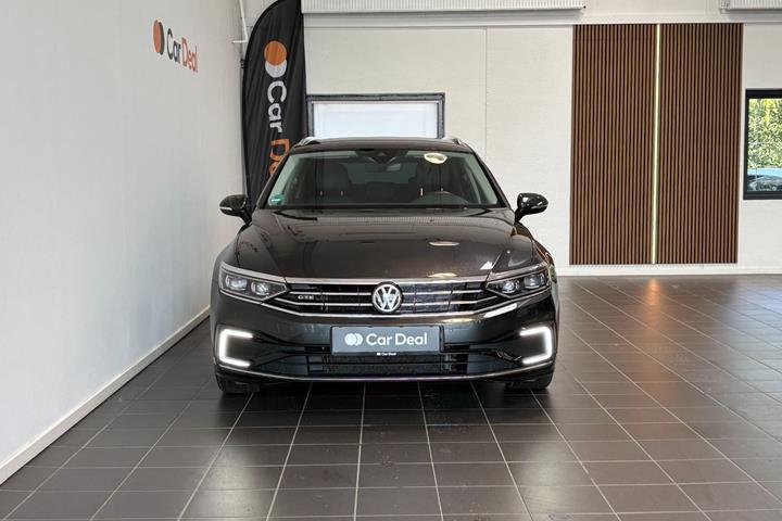 Grå VW Passat fra 2020