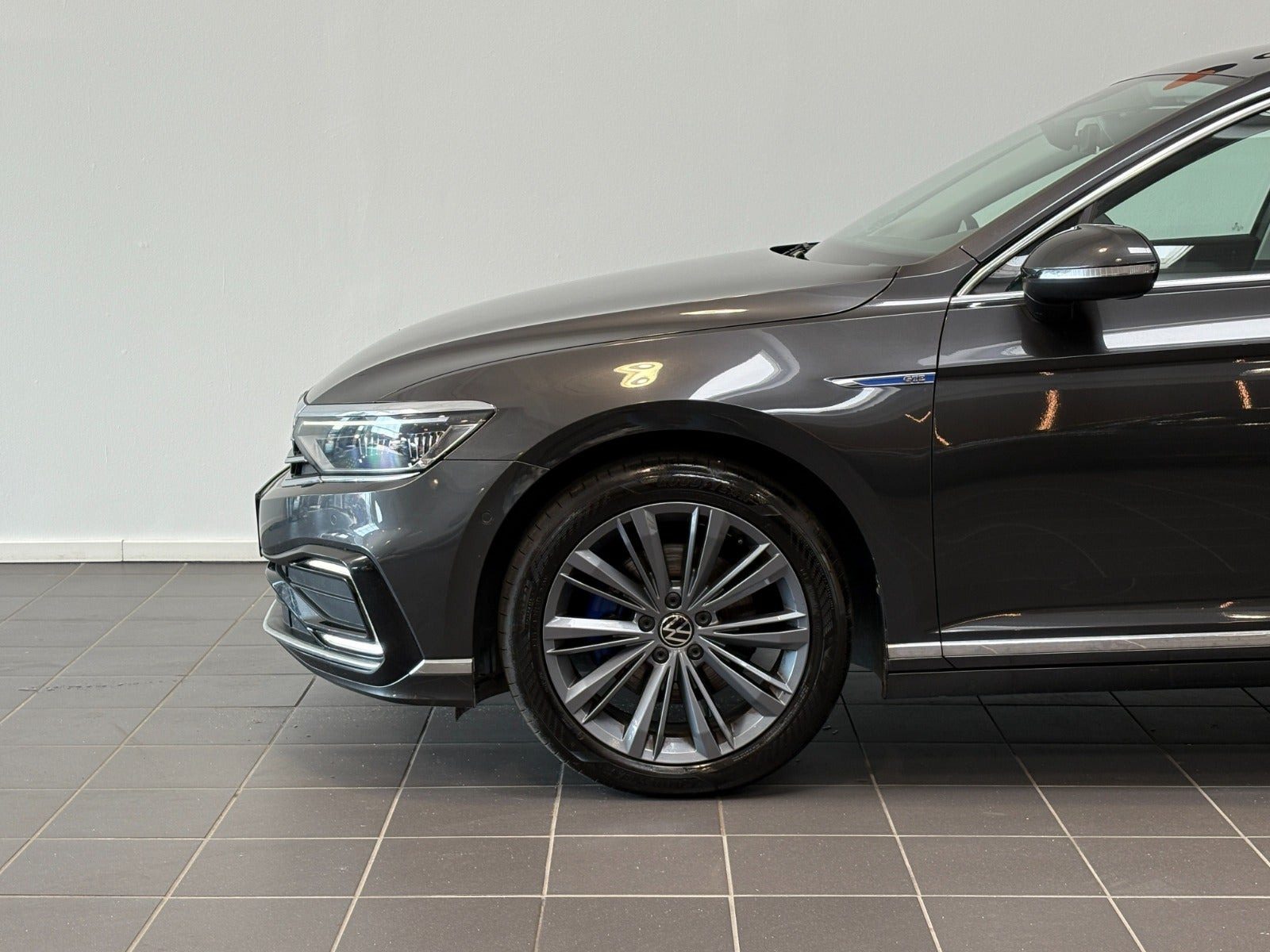 Grå VW Passat fra 2020