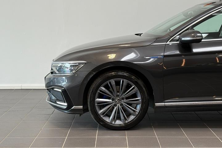 Grå VW Passat fra 2020