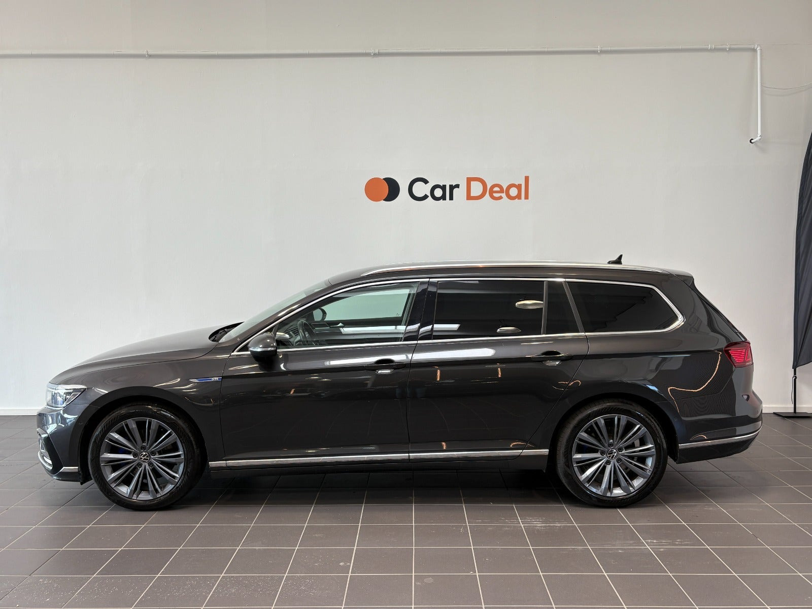 Grå VW Passat fra 2020