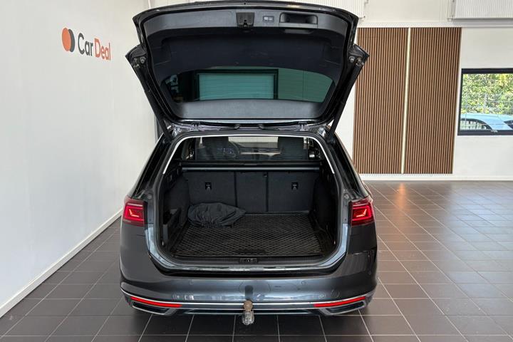 Grå VW Passat fra 2020