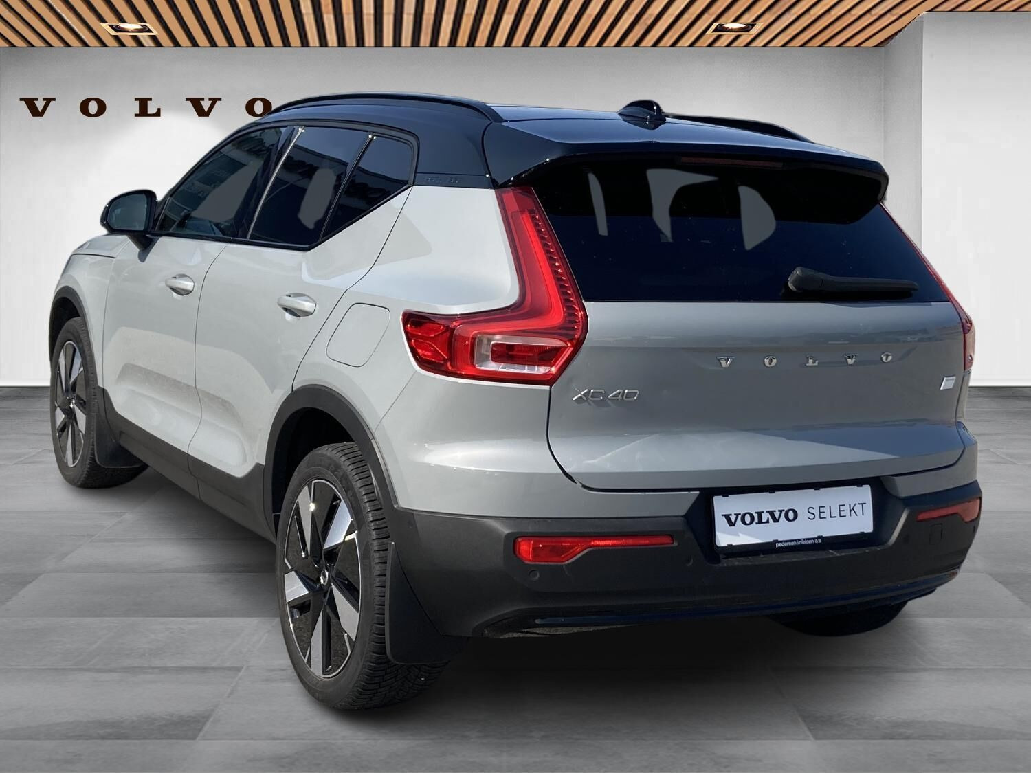 Grå Volvo XC40 fra 2023