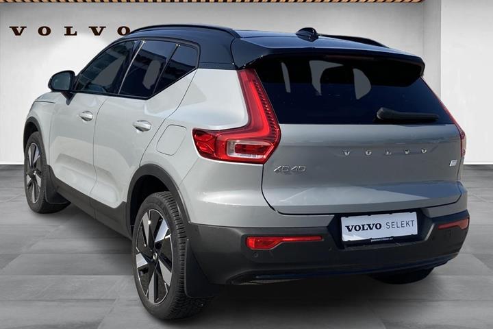 Grå Volvo XC40 fra 2023